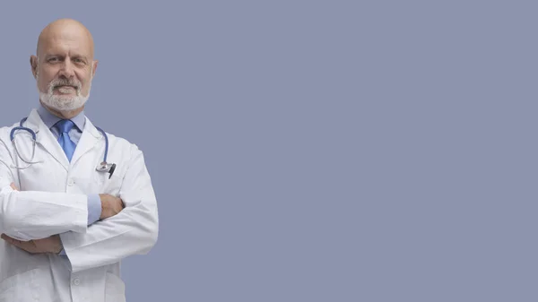 Starszy Lekarz Pozowanie Skrzyżowanymi Ramionami Uśmiech Medycyna Koncepcja Opieki Zdrowotnej — Zdjęcie stockowe