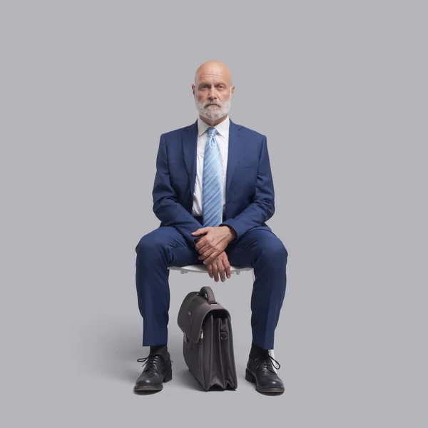 Empresario Corporativo Sentado Una Silla Esperando Una Reunión Una Entrevista — Foto de Stock