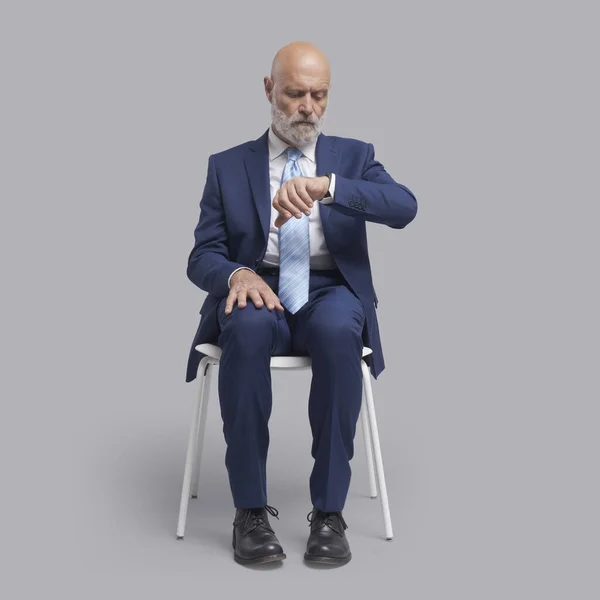 Empresário Desapontado Sentado Uma Cadeira Esperando Ele Está Verificando Horas — Fotografia de Stock