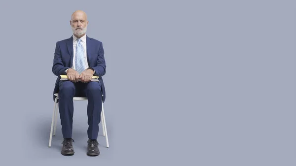 Geschäftsmann Sitzt Auf Einem Stuhl Und Wartet Auf Ein Meeting — Stockfoto