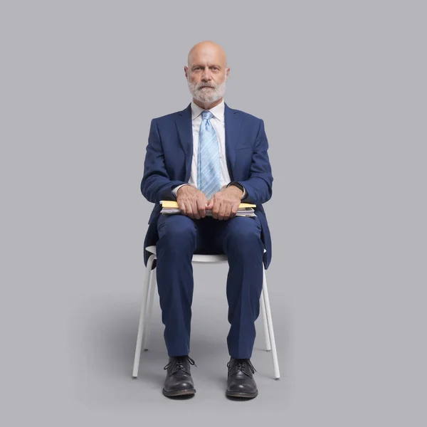 Empresario Corporativo Sentado Una Silla Esperando Una Reunión Una Entrevista — Foto de Stock