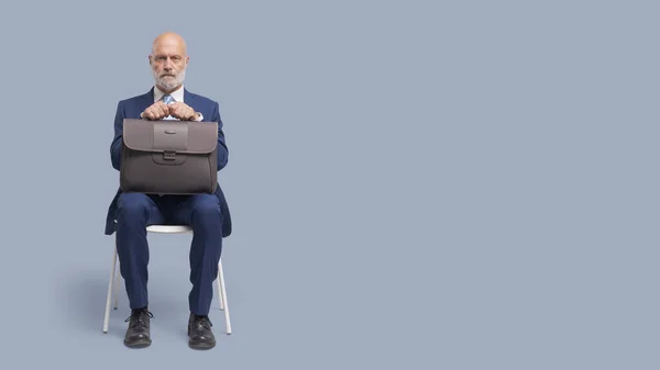 Empresário Corporativo Sentado Uma Cadeira Sala Espera Esperando Por Uma — Fotografia de Stock