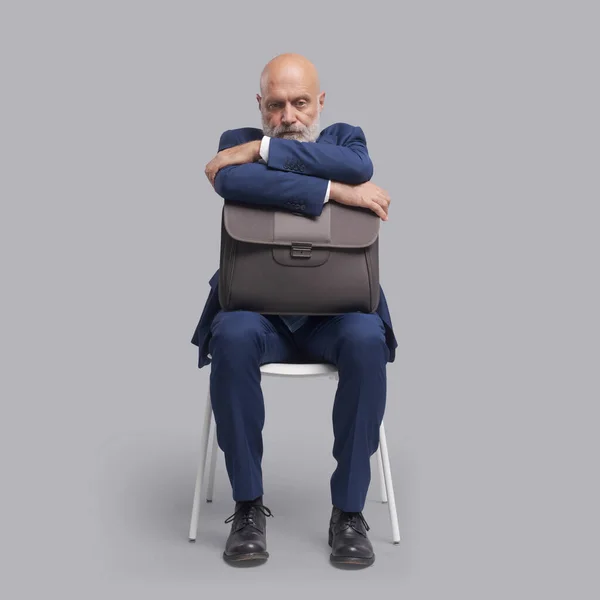 Βαρετός Επιχειρηματίας Που Κάθεται Καρέκλα Και Περιμένει Συνέντευξη Για Δουλειά — Φωτογραφία Αρχείου
