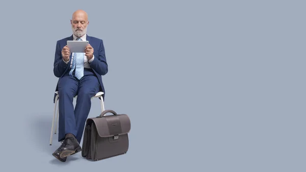Empresário Corporativo Sentado Uma Cadeira Conectando Line Com Seu Tablet — Fotografia de Stock