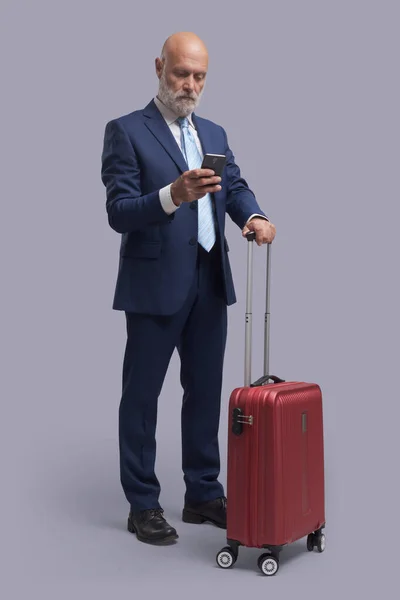 Biznesmen Korporacyjny Podróżujący Łączący Się Swoim Smartfonem Rezerwuje Usługi Bilety — Zdjęcie stockowe