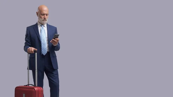 Корпоративний Бізнесмен Який Подорожує Спілкується Своїм Смартфоном Він Бронює Послуги — стокове фото