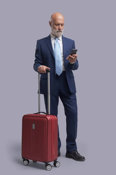 Homme Affaires Affaires Voyageant Connectant Avec Son Smartphone Réserve Des — Photo