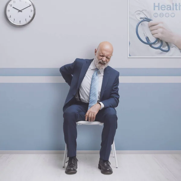 Patiënt Wachtkamer Van Het Ziekenhuis Man Heeft Ernstige Rugpijn — Stockfoto