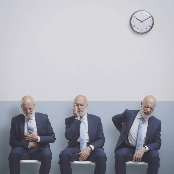 Man Met Verschillende Gezondheidsproblemen Zittend Wachtkamer Het Ziekenhuis Symptomen Zorgconcept — Stockfoto