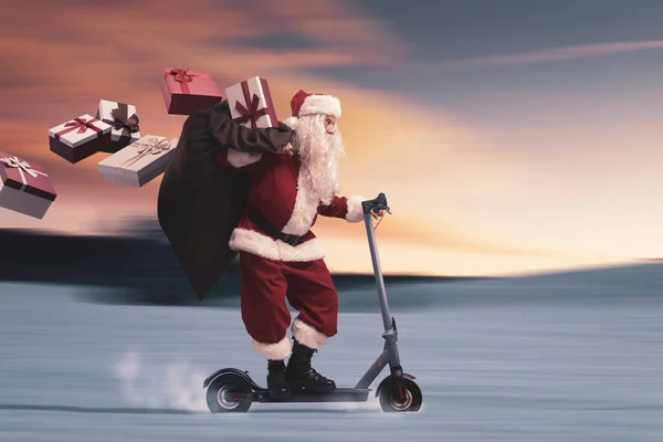 Père Noël Contemporain Chevauchant Scooter Électrique Respectueux Environnement Offrant Des — Photo