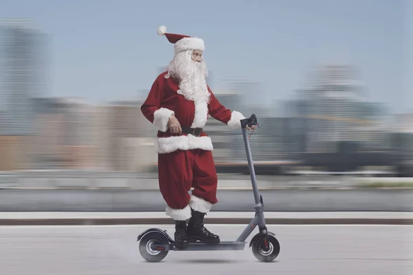 Självsäker Samtida Santa Claus Rida Miljövänlig Scooter Stadens Gata — Stockfoto