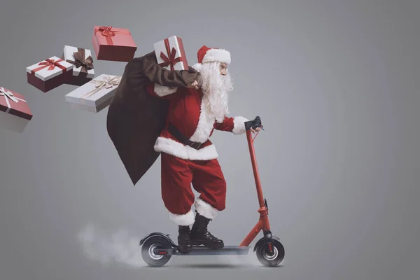 Szybki Święty Mikołaj Dostarcza Prezenty Wigilię Jeździ Ekologicznym Skuterem Elektrycznym — Zdjęcie stockowe