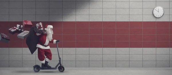 Rychlý Santa Claus Doručuje Dárky Štědrý Den Jede Ekologickém Elektrickém — Stock fotografie