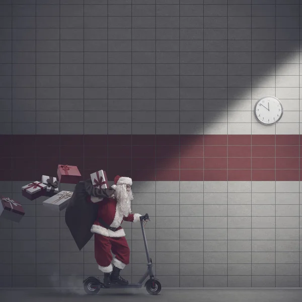クリスマスのイブに贈り物を届けるファストサンタクロース 彼は環境に優しい電動スクーターに乗っています — ストック写真