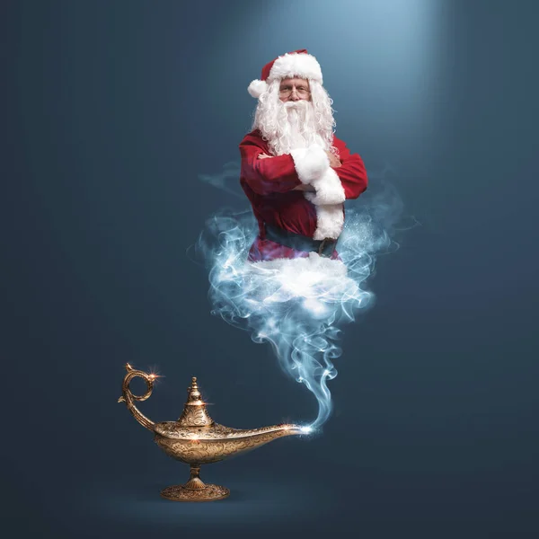 Geest Kerstman Komt Uit Magische Lamp Kerstmis Hij Glimlacht Kijkt — Stockfoto