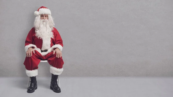 Скучный Санта Клаус Сидит Стуле Ждет Собеседования — стоковое фото