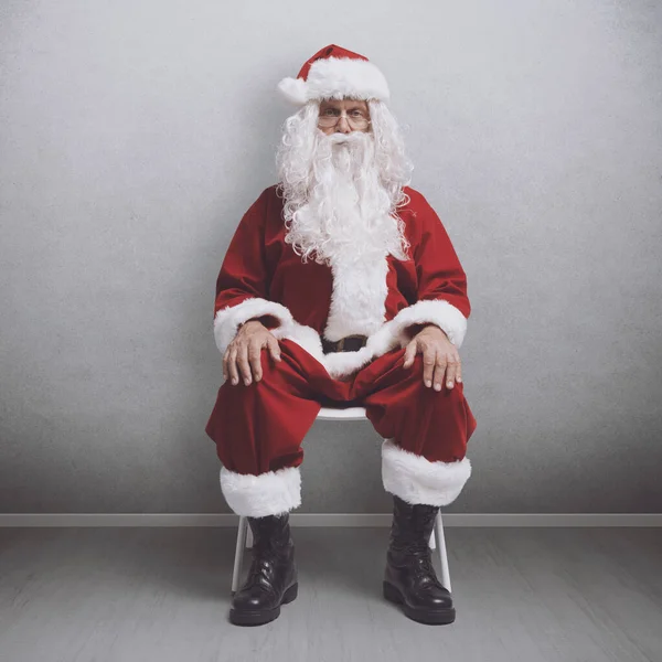 Gelangweilte Weihnachtsmänner Sitzen Auf Einem Stuhl Und Warten Auf Ein — Stockfoto