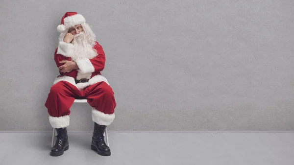 Aburrido Santa Claus Sentado Una Silla Esperando Una Entrevista Trabajo — Foto de Stock
