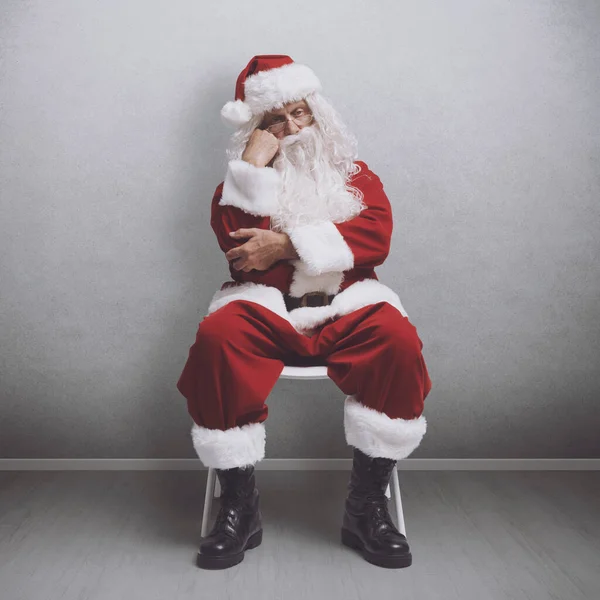 Babbo Natale Annoiato Seduto Una Sedia Attesa Colloquio Lavoro — Foto Stock