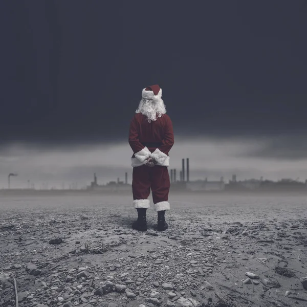 Hopplös Ensam Jultomten Stirrar Den Karga Marken Och Den Förorenande — Stockfoto
