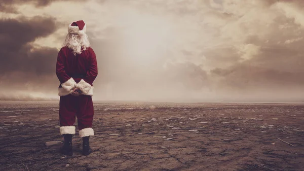 Beznadějně Osamělý Santa Claus Zírající Neúrodnou Znečištěnou Zemi Před Sebou — Stock fotografie