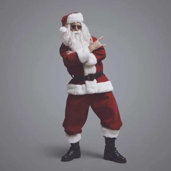 Cool Rocking Santa Claus Slunečními Brýlemi Vánoční Prázdninový Koncept — Stock fotografie