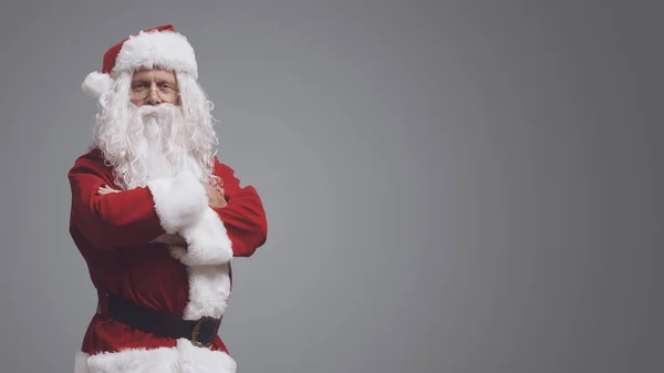 Selbstbewusst Lächelnder Weihnachtsmann Posiert Auf Grauem Hintergrund Weihnachts Und Feiertagskonzept — Stockfoto