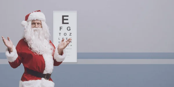 Wesoły Szczęśliwy Mikołaj Noszący Okulary Mający Test Wzroku Koncepcja Pielęgnacji — Zdjęcie stockowe