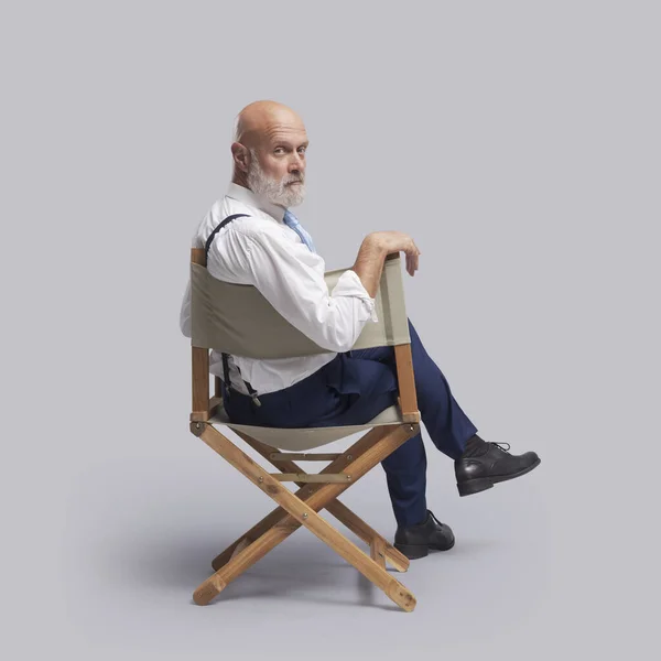 監督の椅子に座ってカメラを見ている自信のある映画監督 ビデオ制作 映画製作 映画業界の概念 — ストック写真