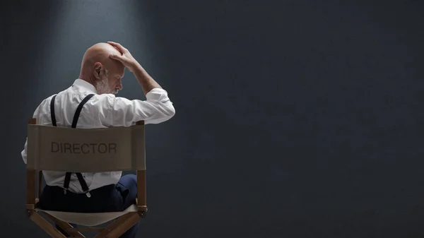 Rozczarowany Filmowiec Siedzący Krześle Reżysera Dotykający Jego Głowy Jest Zestresowany — Zdjęcie stockowe
