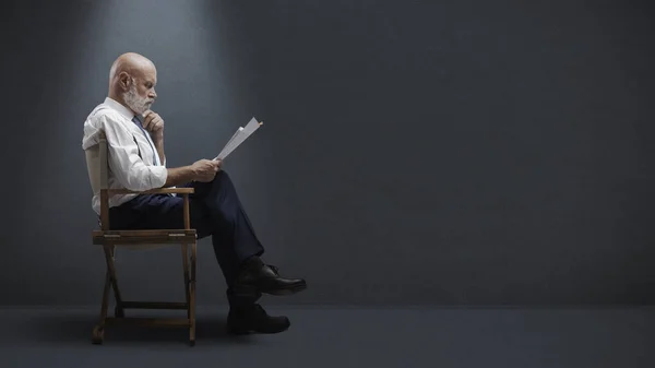 Professionele Filmregisseur Zittend Stoel Van Regisseur Het Lezen Van Het — Stockfoto