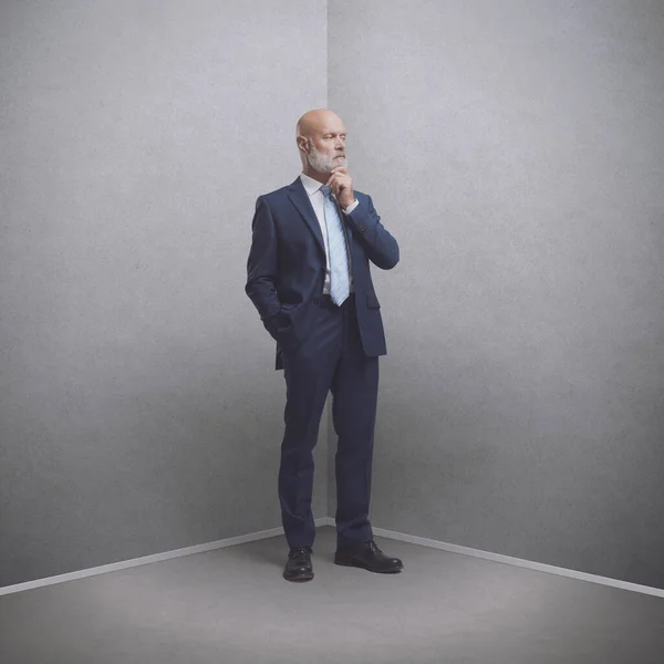 Εταιρικός Επιχειρηματίας Στέκεται Στη Γωνία Του Δωματίου — Φωτογραφία Αρχείου