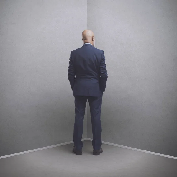 Εταιρικός Επιχειρηματίας Στέκεται Στη Γωνία Του Δωματίου Απομόνωση Και Αποτυχία — Φωτογραφία Αρχείου