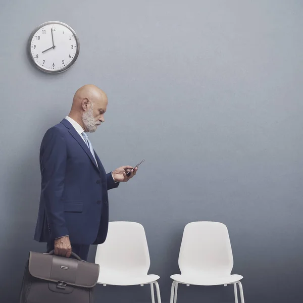 Empresario Corporativo Pie Sala Espera Está Esperando Una Entrevista Trabajo — Foto de Stock