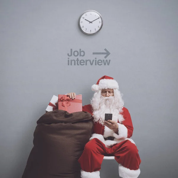 Papai Noel Esperando Por Uma Entrevista Emprego Ele Está Conectando — Fotografia de Stock