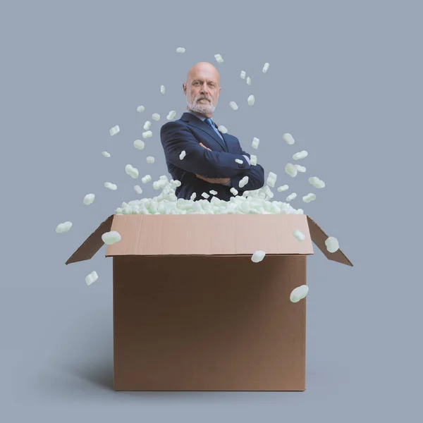 Selbstbewusster Geschäftsmann Posiert Mit Verschränkten Armen Einer Lieferbox Neues Ceo — Stockfoto
