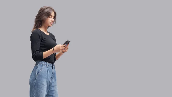 Mujer Casual Joven Pie Charlando Con Teléfono Inteligente Comunicación Concepto — Foto de Stock