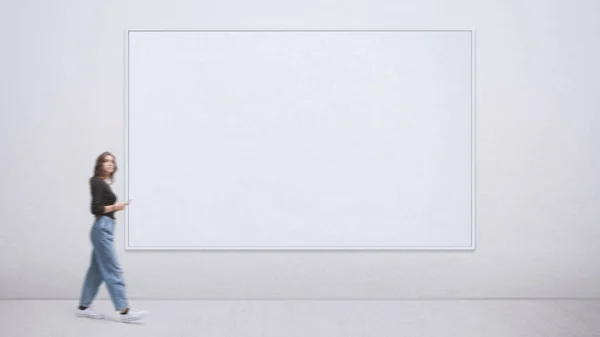 Młoda Kobieta Spacerująca Galerii Sztuki Patrzy Obrazy Puste Przestrzenie Kopiowania — Zdjęcie stockowe