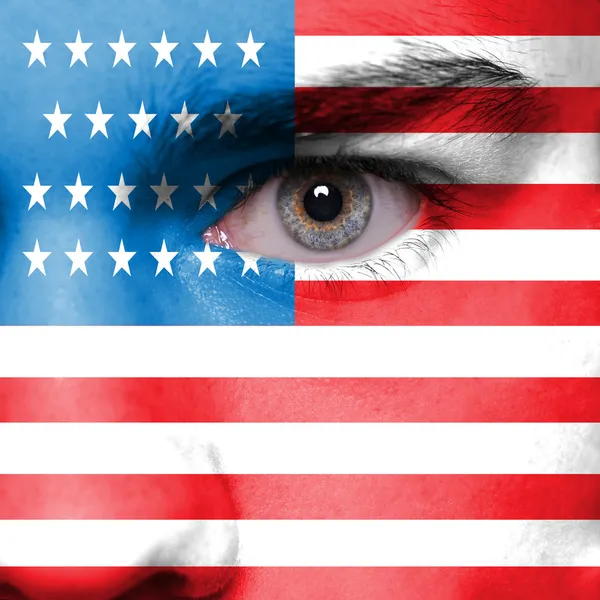 Menschengesicht mit US-Flagge bemalt — Stockfoto