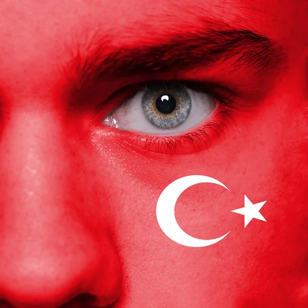 Menselijk gezicht beschilderd met vlag van Turkije — Stockfoto