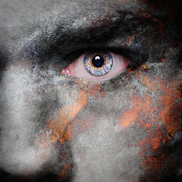 Старая ржавая металлическая пластина на лице человека — стоковое фото