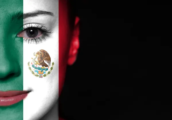 Cara de mujer pintada con bandera de México —  Fotos de Stock