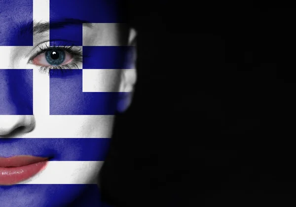 Portret van een vrouw met de vlag van de Griekenland geschilderd op haar gezicht. — Stockfoto