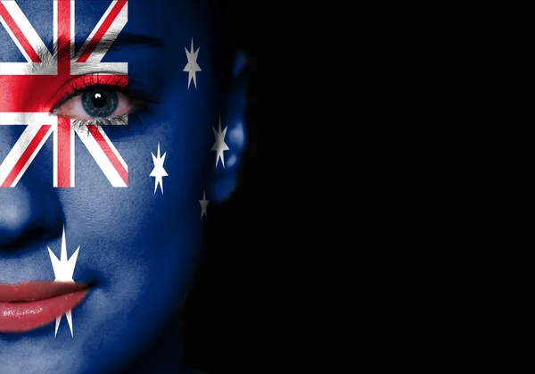 Retrato de una mujer con la bandera de Australia pintada en su rostro . — Foto de Stock