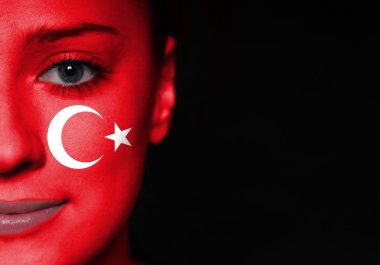 kadının yüzündeki Türkiye bayrağı