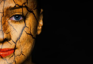 kadının yüzü kırık dünya desenli