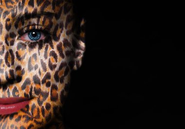 kadının yüzündeki geppard desen