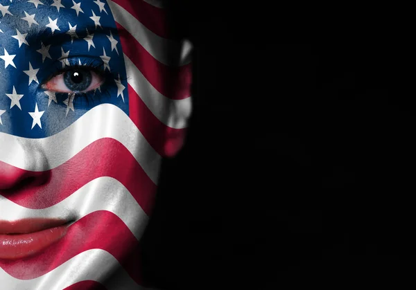 Bandeira dos EUA pintada no rosto da mulher — Fotografia de Stock