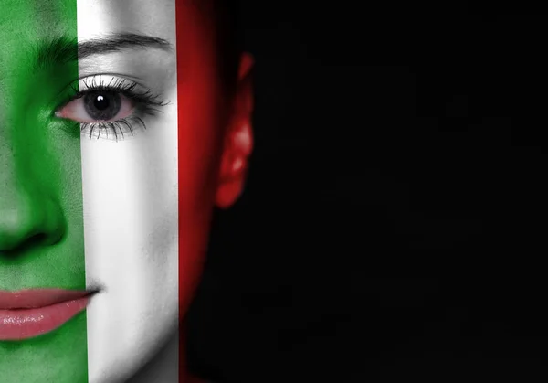 Портрет женщины с флагом Италии, нарисованным на её лице — стоковое фото