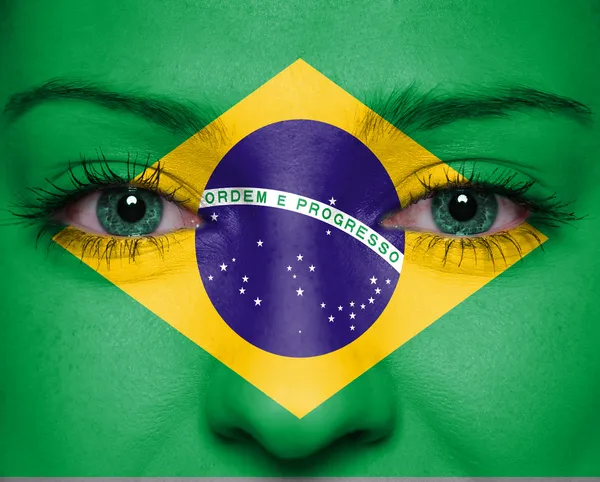 Arcán festett portré egy nőt a Brazília zászlaja — Stock Fotó